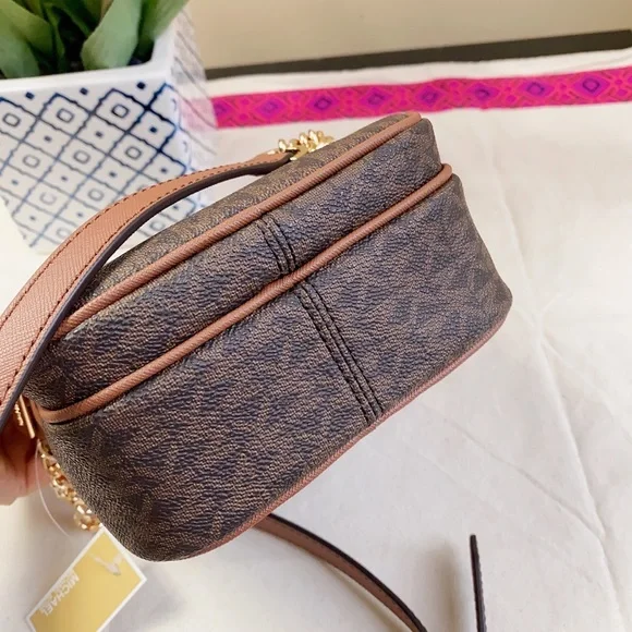 Michael Kors Jet Set Flight Crossbody Bag in brown signature - Picture 5 of 9